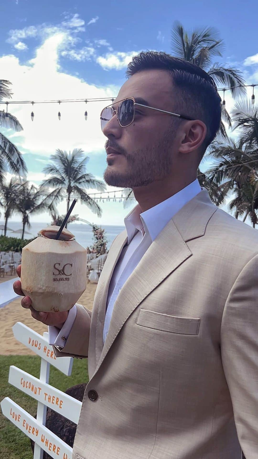 Kam Wai Suenのインスタグラム：「What’s better than a fresh coconut on the beach ?   #coconut #beach #beachresort #vietnam #beachwedding #hkreels #hkkol #wheninvietnam #danang」
