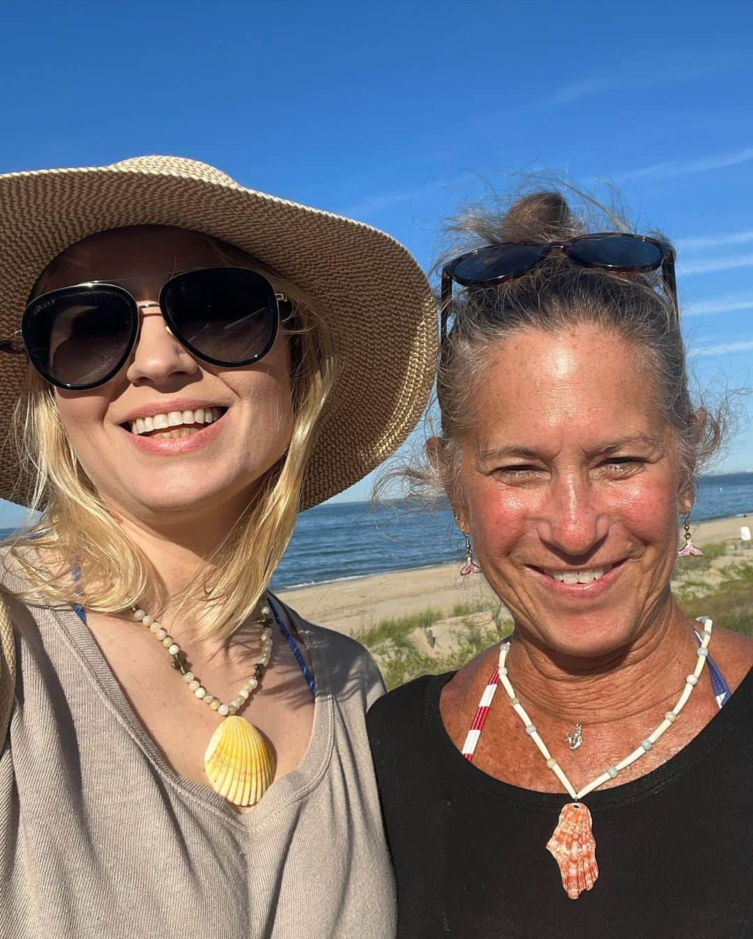 イリナ・ヴォロニーナさんのインスタグラム写真 - (イリナ・ヴォロニーナInstagram)「Went to the beach with my sis @tennisyogi to show off our shells by @ishellyounot 🐚  #shelllover #shelljewelry #shellnecklace #irinavoronina #ishellyounot」6月3日 8時36分 - irinavoronina