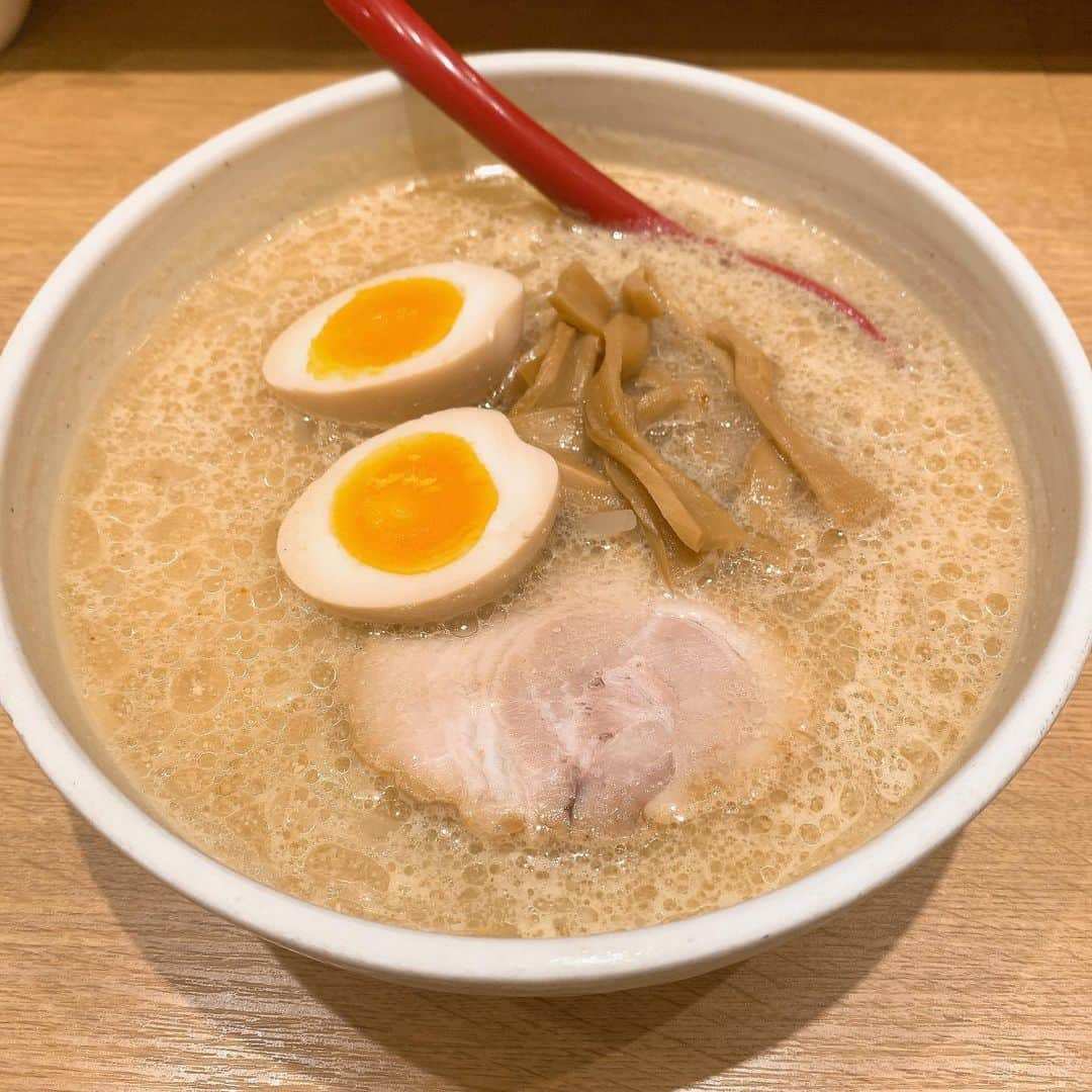 瀬乃ひなたのインスタグラム：「新宿【北の大地】 . . 味噌ラーメン(ネギ抜き、たまごトッピング) . つけ麺食べようかと思ったら 連れにラーメンを食べてみてほしいと言われたので ラーメン🍜にした！ . . . つけ麺も気になるな🤔 . . . .  #味噌ラーメン　#味噌らーめん #札幌らーめん #ラーメン　#🍜　#味噌 #ラーメン屋　#グルメ #らーすたぐらむ #新宿　#歌舞伎町　#たべすたぐらむ　#instafood 　#ワイのグルメ記録　#新宿ラーメン　#新宿らーめん #新宿味噌ラーメン　#北の大地　#らーめん北の大地 #札幌らーめん北の大地」