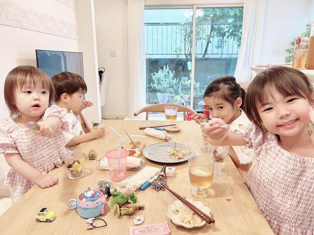 mariomi324のインスタグラム：「楽しかったね👧🏻👧🏻👦🏻🧒🏻 ⭐︎ ねえねたちは、お化粧したりドレスきたり、パフェ作りしたり💕 チビたちはオモチャでたくさん遊んで、たくさん食べて😂 最後はパパさんにお馬さんしてもらって✨ みんなで恒例のお風呂Timeもしました🛁 ⭐︎ 母たちは飲みながら🍻色んな話をして楽しかった🥰 ⭐︎ いつも楽しい時間を過ごさせてもらって、うちの姉妹はこのおうちが大好き！😆🫶 また遊んでねー🙌♥️ ✳︎ ✳︎ ✳︎ ✳︎ #5歳 #2歳7ヶ月 #女の子ママ #姉妹ママ #姉妹 #キッズコーデ #キッズファッション #姉妹コーデ #リンクコーデ #今日のコーデ #ootd #outfit #子供服 #ザラキッズ #zarakids #kidsfashion #kidstagram #instakids #kidsphotography #sisters」