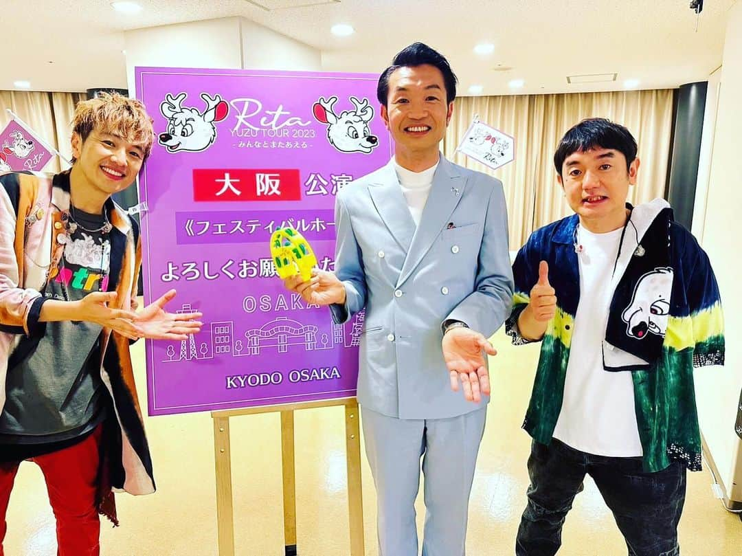 大抜卓人さんのインスタグラム写真 - (大抜卓人Instagram)「6月1日は #fm802  開局記念日でした。 朝から深夜まで アニバーサリーな彩りで 各番組に802DJsが登場！ 公開放送やイベントも開催し 賑やかなお祭りに！ さらに #ゆず フェスティバルホール公演の アンコールを生中継！ 25年前の6月に ヘビーローテーションだった 「夏色」を 会場一体となった熱狂と 特大の笑顔がオンエアに！ ステージ上で 大好きな お2人とトークは 忘れられない経験に なりました。 ありがとうございました！  #ゆず  #北川悠仁 さん #岩沢厚治 さん #fm802  #funkybirthday  #夏色」6月3日 8時40分 - takutoonuki