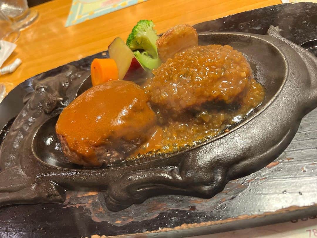 黒咲ななさんのインスタグラム写真 - (黒咲ななInstagram)「. . GWに初めてさわやか食べたの🩵 . . 5時間待ちだったかな？ 凄い待つ日だったらしい、、 でもアウトレット行ったりして 時間潰してたらあっとゆーま☝️ . . #ハンバーグ#さわやか#さわやかハンバーグ #御殿場#静岡#御殿場アウトレット」6月3日 8時43分 - kurosaki_nana