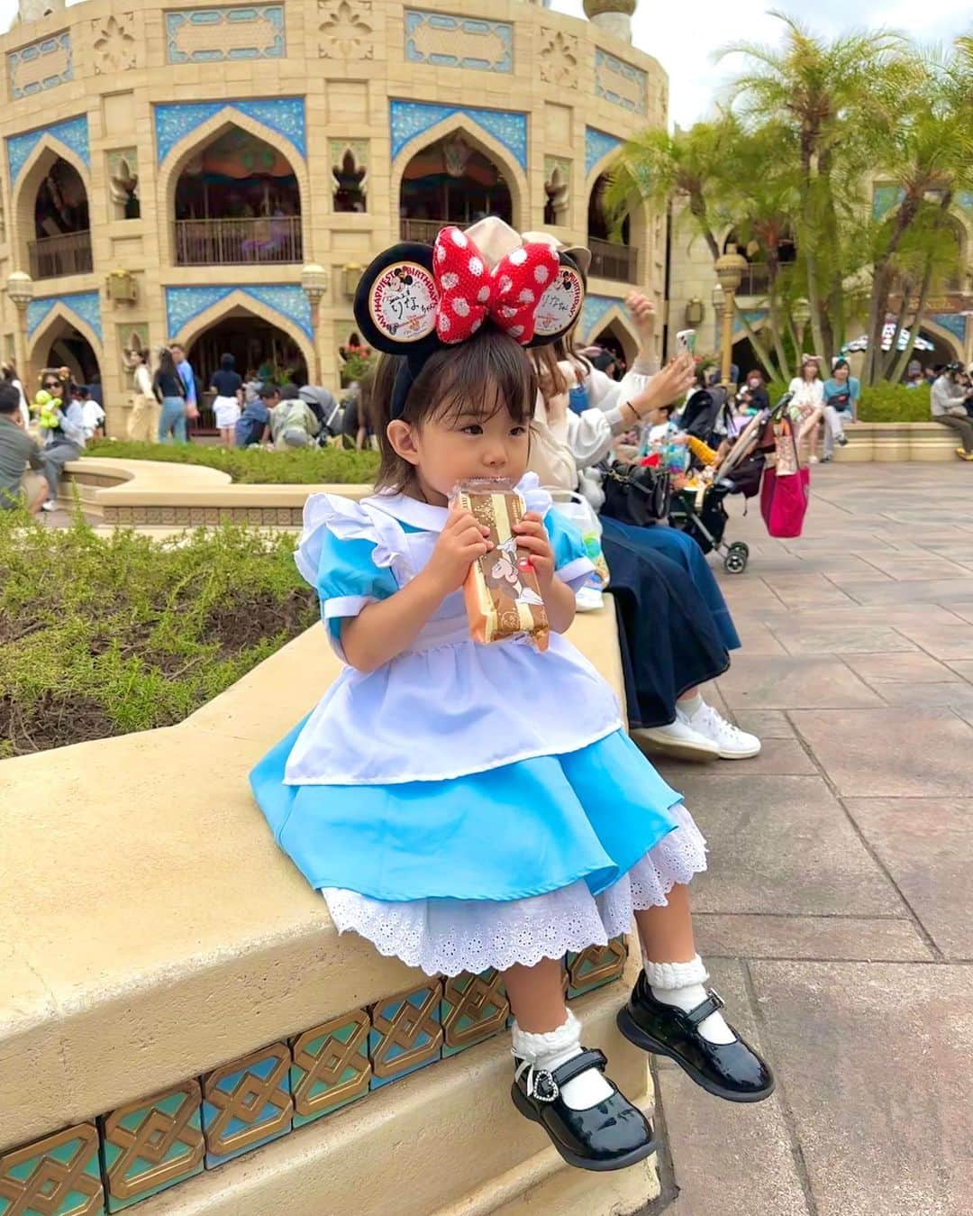 jun fitnessのインスタグラム：「子連れディズニー♡ リナがここ1ヶ月くらいずっと、 『リナちゃんもミッキー行きたい！』 って言うもんだから、 張り切って連れてきてあげた🫶  リナも楽しんでたし、私も本当に楽しかった〜🥰  とはゆえ妊婦なので、 乗り物はメリーゴーランド×4回とシンドバットくらいで、 天気も気候も良かったのでのんびりお散歩メイン♡  誕生日でもないのに、 以前もらった誕生日シール貼りっぱなしで キャストの皆さん紛らわしくてごめんなさい🙇‍♀️  #baby#Babygirl#kids#2y#2月生まれ#女の子ママ#2歳#姉妹ママ#育児#子育て#ママライフ#妊婦ライフ#マタニティ#maternity#pregnant#安定期#妊娠7ヶ月#第二子妊娠中#2023年8月生まれ#26weekspregnant#子連れディズニー# Disneysea#リーナベル#linabell」