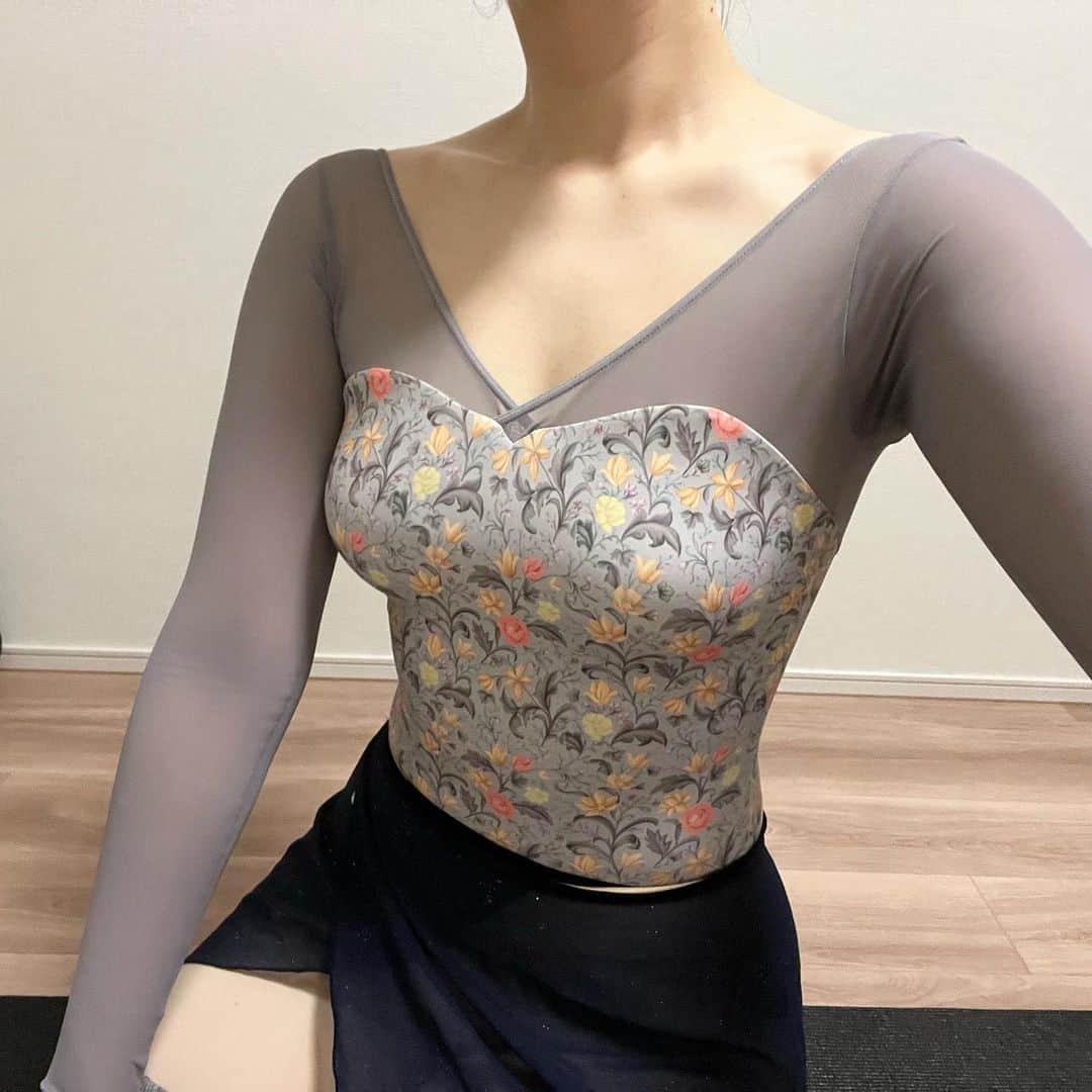 Shinjyu Lou Reid/リード真珠のインスタグラム：「My very first @stina_official_  leotard ❤️ 最近実はタイミング合わずで全然お稽古行けてない🩰 けどお休みの日にバーレッスンと筋トレしてる🏋️  stina初めてでサイズ心配だったけども伸縮性が良くて、体のラインを綺麗に見せてくれるから着てるだけでウキウキする😌  段々と履き慣れてきたポワントの着用動画も一緒に🎥  #stina#leotard#ballet#pointeshoes#pointe#バレエ#トウシューズ#ポワント」