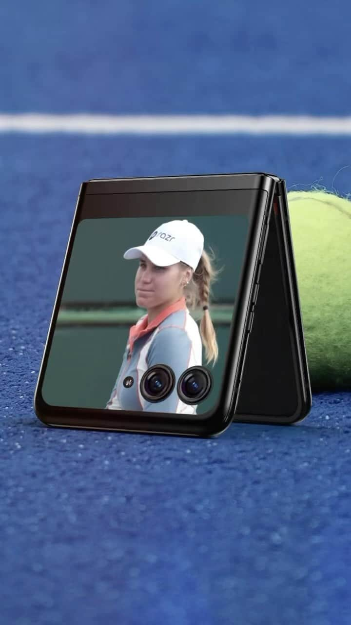 ソフィア・ケニンのインスタグラム：「The iconic #razr is back, flipping the script on what a smartphone can do with the new motorola razr+!   Proud to have @motorolaus supporting me as I #FlipTheScript in women’s tennis」