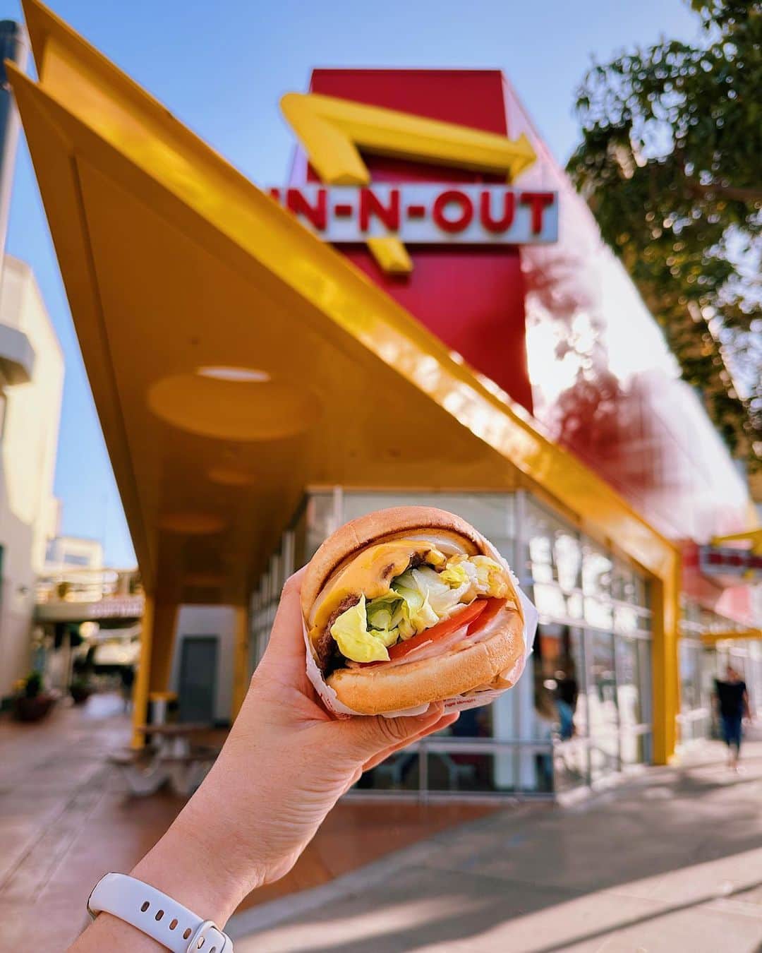 Girleatworldのインスタグラム：「Landed in California, immediately rushed to In-N-Out to relive my childhood favorite while basking in the golden cali sun 🥹 #🍔#🍟 #innout #innoutburger #california #shotoniphone」
