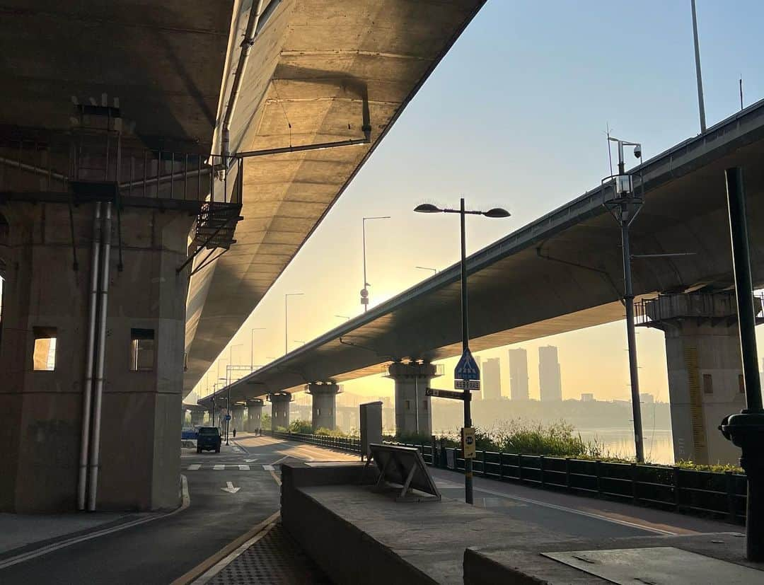 ジヌションさんのインスタグラム写真 - (ジヌションInstagram)「🏃‍♂️새벽 러닝 10km+2km 너무 좋은 날씨에 새벽 바람을 맞으며 보검이와 10km 러닝 그런데 더 뛸수 있다고 해서 +2km 잘 뛰는 보검이를 보니까 왠지 뿌듯하네😁 보검이 아무래도 올 가을에는 풀코스 할수 있을거 같은데  우리는 선한 마음을 가지고 건강한 삶을 위해 런한다 #UNKNOWNCREW #언노운크루 #션 #박보검 #스포츠가있는곳에 #파워에이드」6月3日 9時01分 - jinusean3000