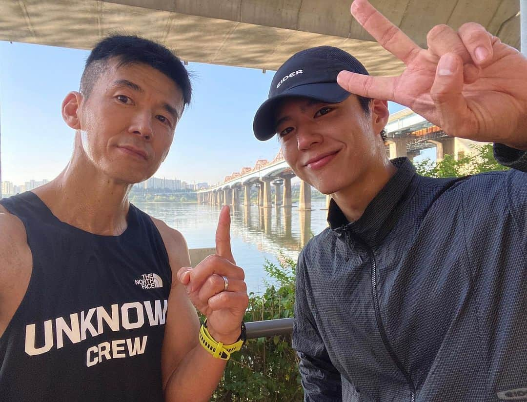 ジヌションさんのインスタグラム写真 - (ジヌションInstagram)「🏃‍♂️새벽 러닝 10km+2km 너무 좋은 날씨에 새벽 바람을 맞으며 보검이와 10km 러닝 그런데 더 뛸수 있다고 해서 +2km 잘 뛰는 보검이를 보니까 왠지 뿌듯하네😁 보검이 아무래도 올 가을에는 풀코스 할수 있을거 같은데  우리는 선한 마음을 가지고 건강한 삶을 위해 런한다 #UNKNOWNCREW #언노운크루 #션 #박보검 #스포츠가있는곳에 #파워에이드」6月3日 9時01分 - jinusean3000