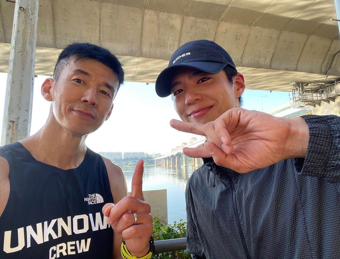 ジヌションさんのインスタグラム写真 - (ジヌションInstagram)「🏃‍♂️새벽 러닝 10km+2km 너무 좋은 날씨에 새벽 바람을 맞으며 보검이와 10km 러닝 그런데 더 뛸수 있다고 해서 +2km 잘 뛰는 보검이를 보니까 왠지 뿌듯하네😁 보검이 아무래도 올 가을에는 풀코스 할수 있을거 같은데  우리는 선한 마음을 가지고 건강한 삶을 위해 런한다 #UNKNOWNCREW #언노운크루 #션 #박보검 #스포츠가있는곳에 #파워에이드」6月3日 9時01分 - jinusean3000