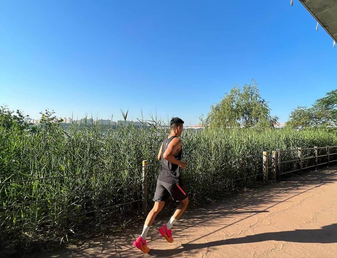 ジヌションさんのインスタグラム写真 - (ジヌションInstagram)「🏃‍♂️새벽 러닝 10km+2km 너무 좋은 날씨에 새벽 바람을 맞으며 보검이와 10km 러닝 그런데 더 뛸수 있다고 해서 +2km 잘 뛰는 보검이를 보니까 왠지 뿌듯하네😁 보검이 아무래도 올 가을에는 풀코스 할수 있을거 같은데  우리는 선한 마음을 가지고 건강한 삶을 위해 런한다 #UNKNOWNCREW #언노운크루 #션 #박보검 #스포츠가있는곳에 #파워에이드」6月3日 9時01分 - jinusean3000