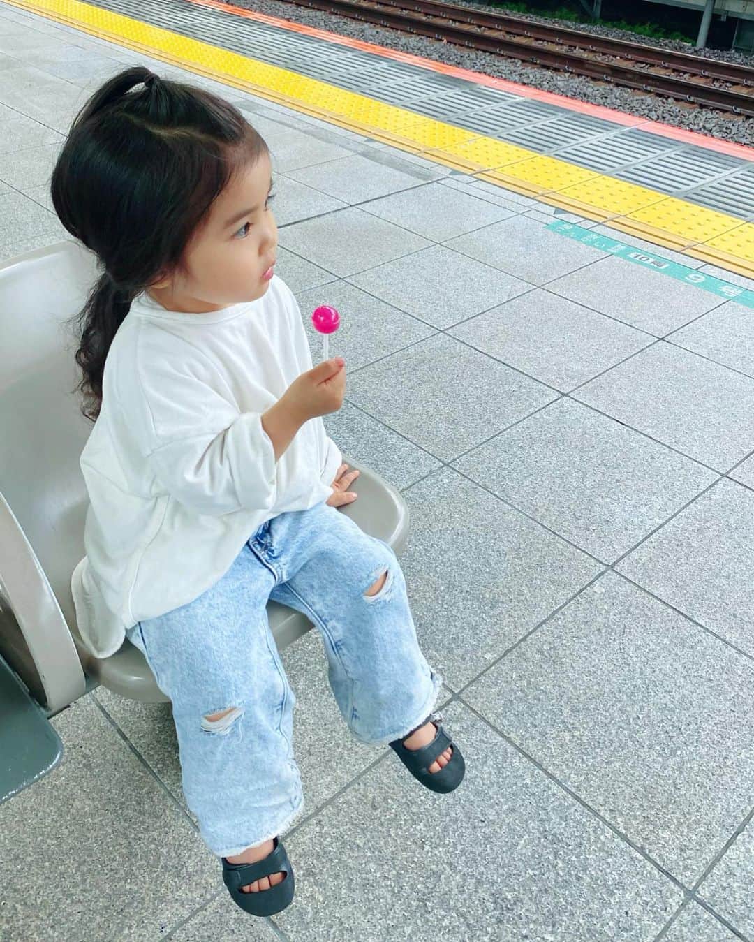 のインスタグラム：「✳︎ チュッパチャプスの包み紙って 大人でもなかなか取れにくいし 取れるわけないと思いながら 自分で取れたら食べていいよと伝えると 大人しく格闘しながらも勝ち取っておられました🏆 もはや執念😄 諦めない心💮」