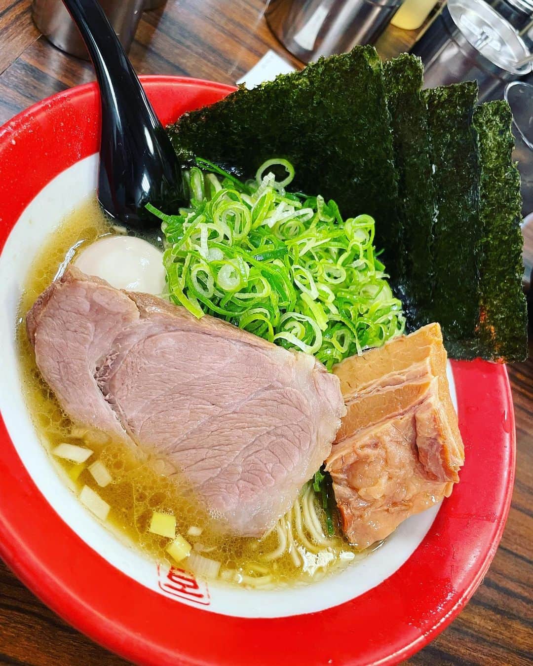 HIPPYのインスタグラム：「東京に来たらほぼ通わせてもらってる RECスタジオ近くの大好きなラーメン屋［百麺 ］  昨日今日レコーディングと共にラーメンも２デイズ  昨日も満席で隣にはカップルが仲睦まじく食べてた  いつものメニューを楽しんで 店を出るときに、先に店を出ていたカップルが大雨の中 僕を待ってくれていた。  ［HIPPYさんですよね。応援してます。］  大好きなラーメン屋で めっちゃ素敵なカップルに声かけてもらって 本当に嬉しかった。 愛する場所で、同じラーメンを愛する者同士w  ステージに立ち始めて20年 デビュー前［百麺 ］と出会い9年目 こんな素敵な夜が待ってくれてるなんて  大雨の中、虹がかかったような瞬間でした  少しづつ、少しづつ、届いてる  おかげさまで各地でのライブ決まっています ぜひ会いに来てください♪  HIPPYスケジュール http://hippy-web.com/schedule/  #百麺  #中目黒　 #ラーメン #HIPPY」