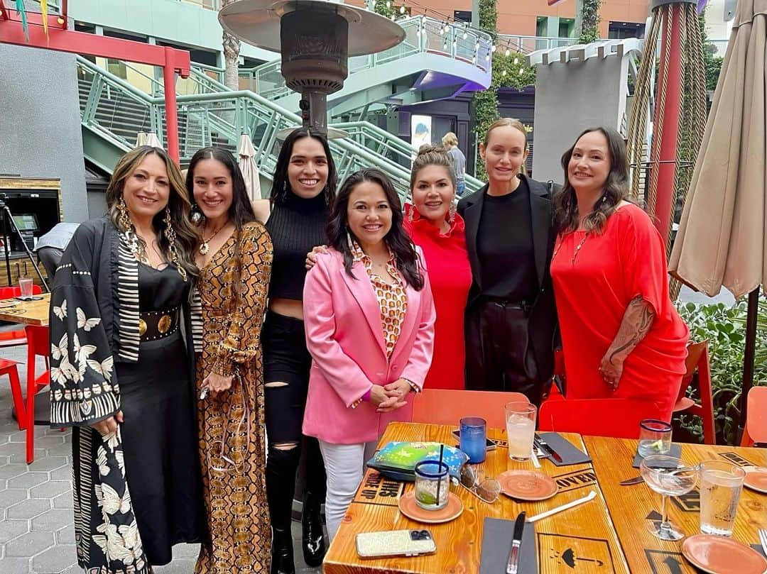 アンバー・ヴァレッタのインスタグラム：「I am extremely honored and grateful to be standing next to these incredible women. Last night we watched the screening of The Culture is Indigenous Women. It was fantastic! Here in these photos are the storytellers, artists, activists, tribal leaders, healers, educators representing just a few of the 574 tribes recognized by the US. The traditions and wisdom that these women and so many more carry is vital to our evolution and healing of this planet. I want to give a special thank you to my friend Kim Teehee for being a mentor and helping me reconnect to my Cherokee tribe.  Please watch this Sunday #thecultureisindigenouswomen on @msnbc June 4th at 10pm EST or 7pm PST. Also on @peacock  L to R in 1st photo : Crystal EchoHawk, Executive Director of IllumiNative; Q'orianka Kilcher, actress, singer, and activist; Moi Santos, Manager of Equity, Impact, and Belonging Program at Sundance Institute; Holly Cook Macarro is a partner at Spirit Rock Consulting LLC; Kim Teehee, Cherokee Nation's Delegate-designee to Congress;  Jennifer Younger, contemporary Alaska Native jewelry designer 💛💛」