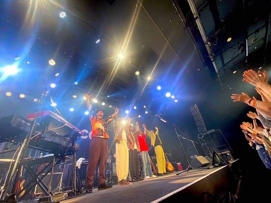 横山祐介のインスタグラム：「🥁2023.6.2📸 ツアー6本目愛知公演 ダイアモンドホールで初のソールドアウト。  通い慣れたダイホだからこその安心感と一体感で、はじめましてのみんなともひとまとまりになれた気がしました。どうもありがとう。  大雨による交通機関への影響で来られなかったみなさんもどうかご無事で。 また絶対に名古屋で会いましょう。  #wacci #growing #gretschdrums  #meinlcymbals  #promarksticks  #evansdrumheads  #drums #drummer #drumlife  #drumuniversity #drumstagram」