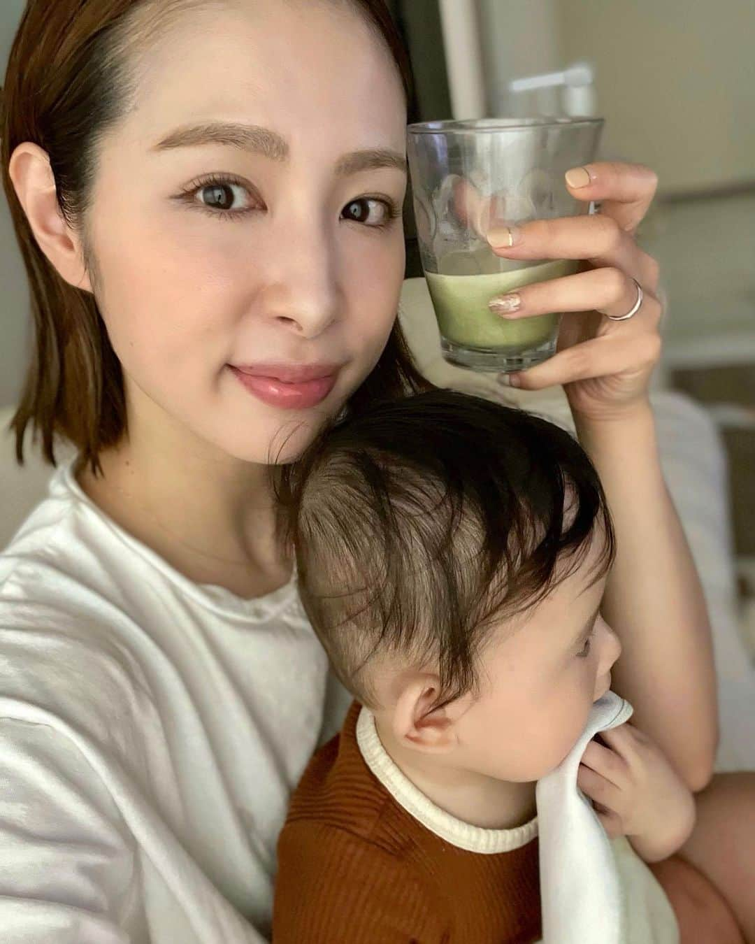 ハミ さんのインスタグラム写真 - (ハミ Instagram)「美容と健康の為に朝は青汁🥬  毎日バタバタだけど綺麗になりたいし、 体調崩してなんていられないから内側からもケアしていくー✊🏻  【紅藍】は栄養価の高い国産の原料で作られた、女性に嬉しい美容青汁💚  私は豆乳で割るのがお気に入りで、 甘さで誤魔化してないのに美味しい😚  最近野菜を全然食べない長男が私が飲んでるのを欲しがるから、  さすがに無理だろうなと思いつつあげたらもうひと口くれ〜ってなってびっくり😳 これは本当びっくりした。 それ位飲みやすいです◎  #美容#健康#紅藍#青汁#自分磨き#sponsored#gifted」6月3日 9時31分 - hami0519