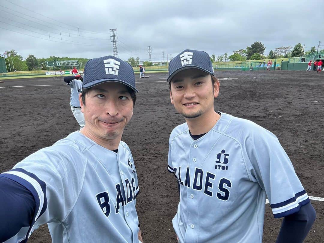 新垣勇人さんのインスタグラム写真 - (新垣勇人Instagram)「今日は真面目にユニフォーム着ています！ 石狩にある青葉公園野球場にて⚾️へて！  #中村勝 #士別サムライブレイズ #石狩レッドフェニックス #フロンティアリーグ」6月3日 9時51分 - hayato.arakaki28