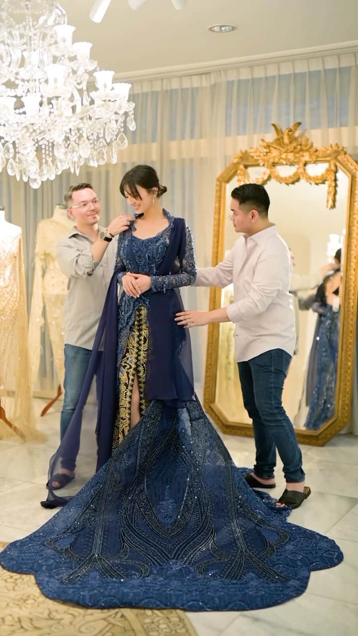 ラライン・シャーのインスタグラム：「Attending the 2023 Cannes Film Festival in my Kebaya was an unforgettable moment.  Banyak sekali yang bertanya tentang proses pemilihan kebaya ini. Pada awalnya saya menemukan @maisonbaazcouture dan desain desain mereka lewat sosial media dan mengajak mereka bertemu. Ternyata pas ketemu sudah kenal dan mereka 2 anak Medan yang bertalenta besar yang berjerih payah untuk berkarir di dunia fashion di ibukota. Kebetulan saya berasal dari kita Medan dan hati saya tergerak dan yakin bahwa kolaborasi ini bakal menjadi sesuatu.  Saya pikir kalau memang ada kesempatan berada di spotlight international, alangkah indahnya kalau kita bisa memperkenalkan budaya kita juga. Maka saya persiapkan satu outfit kebaya untuk momen yang pas nantinya di Cannes. Tentunya banyak designer di Indonesia yang established, tapi penting bagi saya untuk memulai proses kolaborasi yang terinspirasi dari hati. Proses ini organik tanpa ada rasa tarik ulur dalam waktu yang sangat singkat. Kita mencari bahannya bareng dan batiknya dari koleksi pribadi saya.  Saat mengenakan kebaya saya merasa saya bukan hanya seorang Raline di sini, tapi saya mewakili perempuan Indonesia dengan bangga mengenakan benang emas indentitas Indonesia di ajang festival film international ini.  Thank you @maisonbaazcouture, @mr.cacalbaker and @mr.diazpatria for coming on this journey with me.   We may come from a relatively small town but anyone can have big dreams.   Dreaming is free, make them as big as you like! 💙  #kebayaindonesia #cannesfilmfestival2023 #karyaanakbangsa #banggaanakmedan #cannes2023」