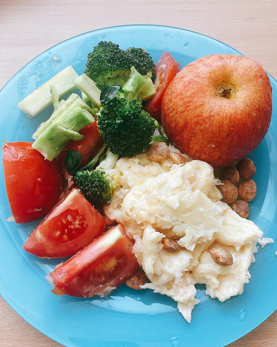 ミリョのインスタグラム：「했다!!!! 😋오늘 내 아침 식사! 잘 먹겠습니다🥗🍽️ 너무 기뻐서 접시 제대로 닦지도 않고 그냥 올렸네 ㅋㅋ」