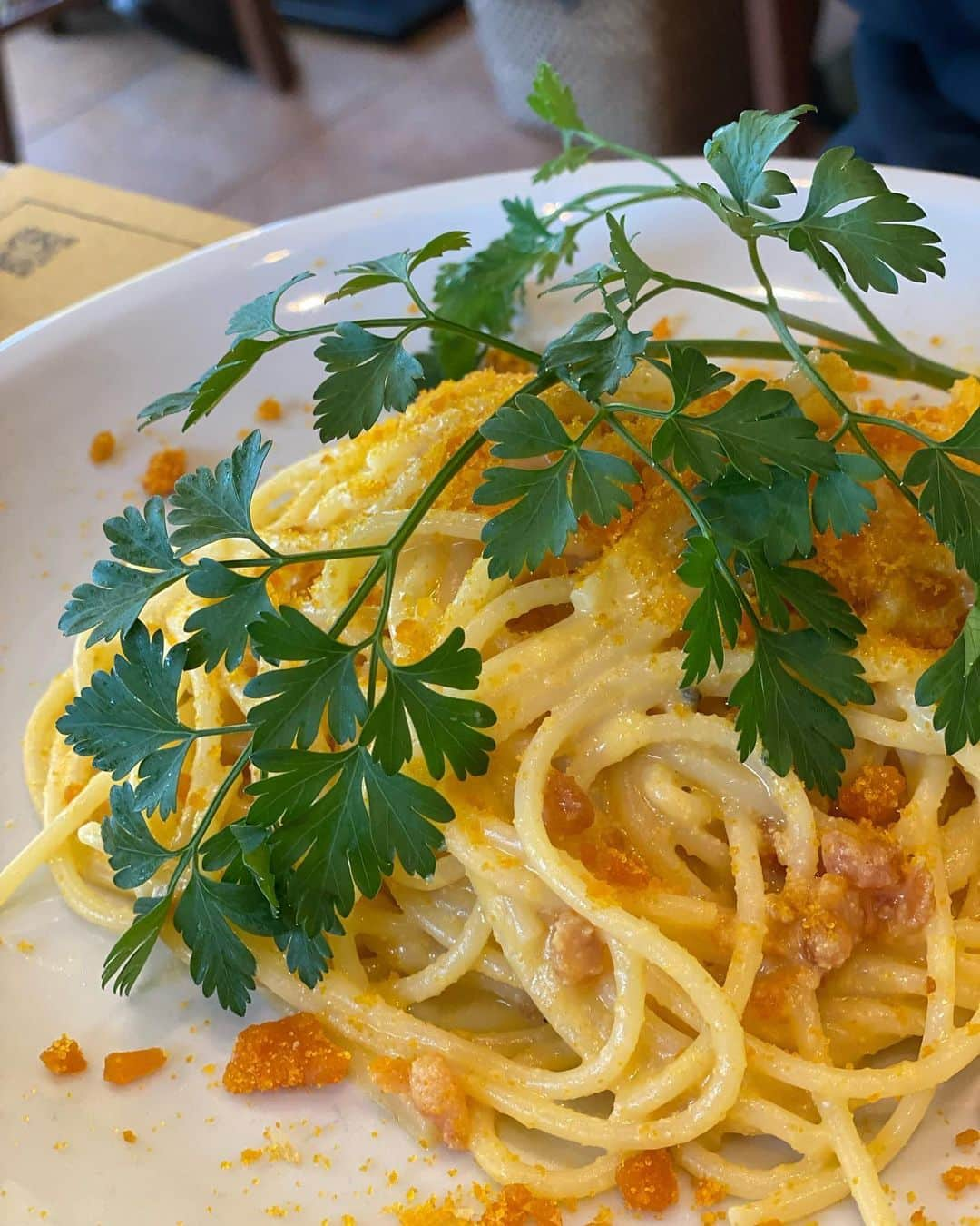 蒲生麻由さんのインスタグラム写真 - (蒲生麻由Instagram)「どうしても、、、 ここのカラスミパスタが食べたくなったので、 行って来ました🍴 昼からガッツリ食べすぎ？？w でも、今日もとってもおいしかったぁ〜‼️💕  #カラスミパスタ絶品  #夫婦デート #鎌倉ランチ #景色も最高でした  #海辺の暮らし」6月3日 9時46分 - mayugamo_lamana