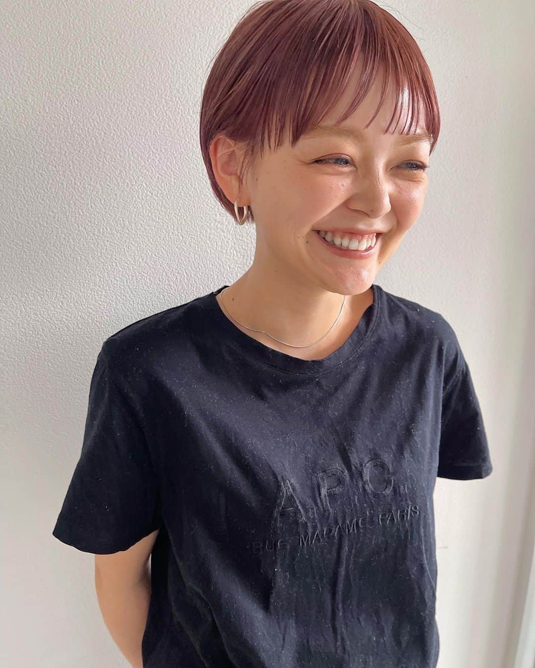 sakincho1028のインスタグラム：「ショートにピンク🍑 自然光だと透け感が出てかわいいです。🌼 #sakinchohair  #hairarrange#hair#arrange#hairset#ヘアアレンジ#アレンジ#ヘアセット#豊橋#美容室#豊橋美容室#ショート#ショートヘア#ピンクヘア」