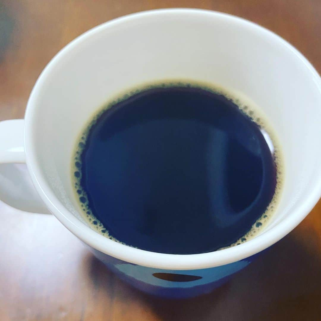 カバのインスタグラム：「コーヒーチャレンジ☕️  おはようございます！ 本日もコーヒーから！ (80日目)  ついに80日です！ あと10日で3ヶ月！ 続くもんですねー！ 相変わらずコーヒーを美味しいと思えてませんが、、🙃 とりあえずあと10日頑張ります！  そして今日も朝からジムりました！ いい汗かいたので、肌ツヤ良しです！このあと祇園花月で佐藤太一郎・小西武蔵リーダー新喜劇に出演しますので、肌ツヤだけでも確認しに来て下さい！😊  皆さん、今日も良い一日を！  #吉本新喜劇 #カバ #コーヒーチャレンジ #苦手なコーヒーをお茶の感覚で飲めるようになるまでの道のり #コーヒー #カフェ #カフェ巡り #喫茶店巡り #coffee #coffeechallenge #Cafe #MOUNT HAGEN #ARABICA CAFE #instant #カバッチグー #どーゆーそれー」