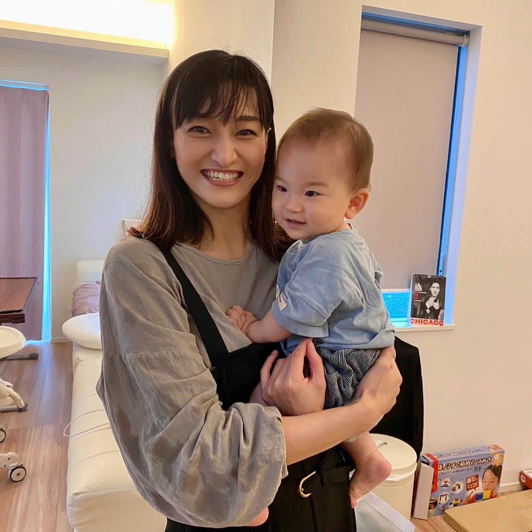 瑞羽奏都（水谷美月）のインスタグラム：「愛しの👶くん✨癒された〜😍 会うのは2ヶ月ぶり。人見知りが始まってるらしいけど、私には全くなく、すぐに仲良し💕私の温もり、覚えててくれてるのね〜🎶(笑)  前に会った時は、後ろ向きにズリ下がりができるようになったばかりだったのに、今度会ったらもうハイハイと更には掴まり立ちもできて、もうすぐにでも歩き出すんじゃないかと思うくらいの成長の速さ😳  靴下あげたら、履くんじゃなくて、持ってずっと遊んで、しまいにはなぜか私踏み台に(笑)あっ、スーパーマンごっこもしました😆  あと、👶のお陰で私のお洋服良い感じにヨダレでベタベタになったよ(笑)  #赤ちゃん #男の子 #男の子ベビー #baby #babyboy #癒し #靴下 #プレゼント」