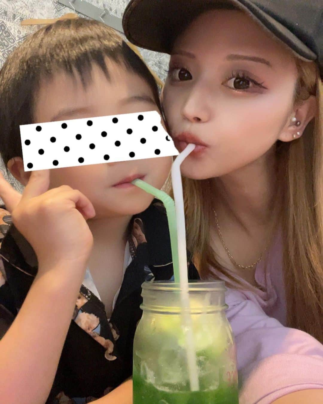 ともさんのインスタグラム写真 - (ともInstagram)「チビ彼氏💓  最近姉たちの習い事が週4あるので、 息子と2人でお出かけする日が増えた👫  最近のブームは ポテトとクリームソーダ飲みながら、 カラオケ熱唱🎤  そういえばマツエク復活🤩🤩🤩 マツエクは @ueda______mayu  さんにお願いしてるよ✨ 今回のデザインは c9.c10.c11.c12.j12 120本  目尻は少し垂れさしてもらって 目頭はつけてないよ💓 下まつげも15本ずつつけて 上下ぱっちり最高💓 いつもありがとうございます🥺✨  #息子と#息子とデート#次男坊#優雅な時間#子供との時間#幸せ時間#下の子あるある#4歳男の子#4歳児 #4歳児育児#チビ彼氏#チビ彼#マツエク#マツエクデザイン#マツエクサロン」6月3日 9時58分 - tomo0510nagi