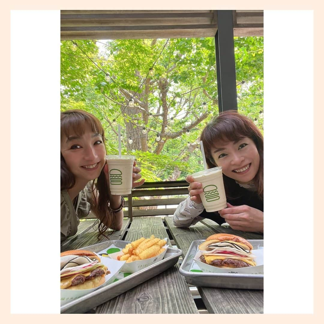 谷口あかりさんのインスタグラム写真 - (谷口あかりInstagram)「🅖🅞🅤🅡🅜🅔🅣 ⁡ ⁡ ⁡ ✨️たった一日限定😳✨️ ⁡ ⁡ ⁡ しかも東京では 1店舗のみ😳😳😳 ⁡ ⁡ ⁡ そんな贅沢な 🍔Shake Shack  　　　コラボメニュー🍔 @shakeshackjpn  ⁡ ⁡ ⁡ 美味しいもといえば おぐさんと😆😍 一緒に食べてきました♥️ @ogu.room  ⁡ ⁡ ⁡ ミシュラン２つ星 2023年「　アジアのベストレストラン50」8位 フレンチレストラン「ラ シーム」 (http://www.la-cime.com/)の 高田裕介シェフと Shake Shackのコラボ✨️ ⁡ ⁡ 千枚漬けが入ってるの！ ジューシーなお肉に 野菜の食感と 柚子の香り… ⁡ ⁡ たぁまらん🤍🤍🤍🤍 ⁡ ⁡ Mix Juice Shakeは バナナしっかり目 フルーティーで 甘さしつこくなくて 美味しい😍😍😍 ⁡ ⁡ 限定100年のトートまで もらっちゃった🤍 可愛い…🤍 ⁡ ⁡ こんなスペシャルなメニュー食べれたの 超幸せすぎるから ちょっとみんなで 幸せシェアできる グルメ✖️インスタ企画考え中🤍 ⁡ ⁡ ふふふ 楽しみにしてて❣️  ⁡ 𝖲𝗆𝗂𝗅𝖾 𝗐𝗂𝗍𝗁 𝖬𝖾 ⁡ *☼*―――――*☼*―――――*☼*―――――*☼* ⁡ #𝗃𝖺𝗉𝖺𝗇 #𝗍𝗈𝗄𝗒𝗈 #𝗌𝗆𝗂𝗅𝖾 #女優 #劇団四季 #ミュージカル  #被写体  #𝗉𝗈𝗋𝗍𝗋𝖺𝗂𝗍  #撮影　#カメラマンさんと繋がりたい #作品撮り　#音楽  #筋トレ」6月3日 10時06分 - akari.taniguchi