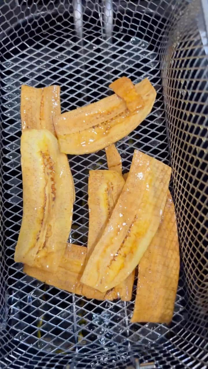 Easy Recipesのインスタグラム：「Fried plantains are one of my favorite snacks! I used to sneak to the back of the school and buy them from street vendors. They use to sell them with Tombi dip, which is tamarind sauce that was sour and spicy! It tasted sooo good. I was close enough with the taste, but not the texture. The street stuff always taste better 😅.  #trending #reels」