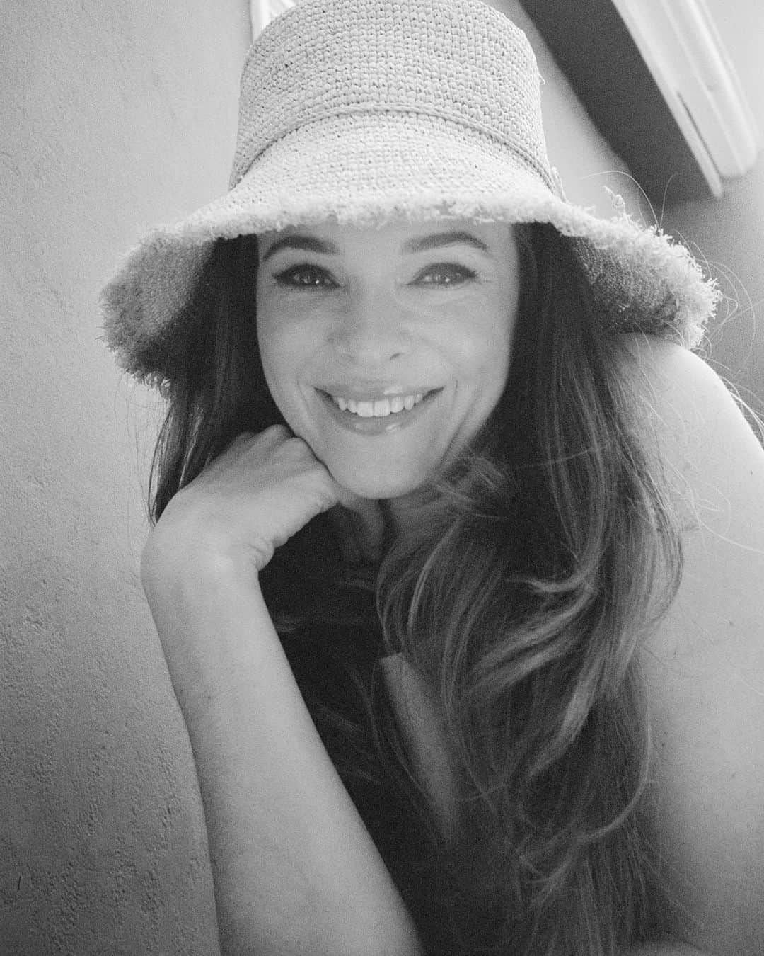 ダニエル・パナベイカーのインスタグラム：「Smilin’ in hopes that summer will come to stay.」