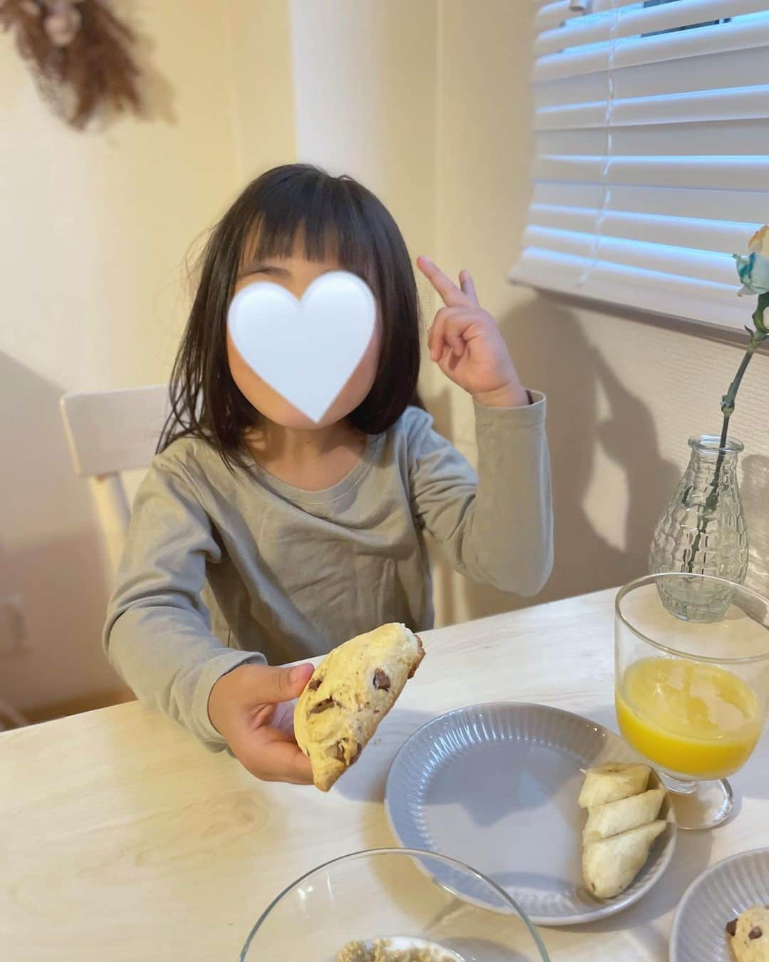 千葉優子さんのインスタグラム写真 - (千葉優子Instagram)「本日の我が家の 好みが違いすぎる朝食🥞  朝から娘と一緒に チョコスコーンを焼いたよ〜🍫 朝からチョコはダメだよね！ と言いながらしっかりつまみ食いしてました←  @kawakoserina がおすすめしてくれた グラノーラシリーズが美味しすぎて🥺  旦那→プロテイン入りオートミール 娘→オートミール×カルピス 私→ごろグラ PlantBase  全部ザクザクで食べ応えあるの！ ここでも好みが分かれてる。笑  旦那→アイスコーヒー 娘→オレンジジュース 私→ホットコーヒー  我が家はまあ三者三様だこと😂  #千葉の暮らし方 #お家大好き #朝食#グラノーラ#朝ご飯#morning#簡単ご飯#手抜きご飯#我が家の休日#休日#weekend#家族の時間#家族の風景#家族の健康#mamagirl#ママリ#コドモノ#オートミール#子供のいる暮らし#子供がいる暮らし#子供が喜ぶ#子供が喜ぶごはん」6月3日 10時22分 - yuko_chiba1018