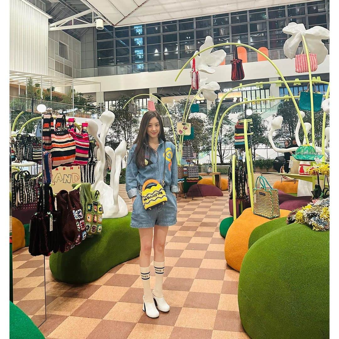 チョン・リョウォンのインスタグラム：「had so much fun  at #marnimarket lastnight! thank you for the invitation- #마르니 #마르니랜드  ❤️🌸🍑」