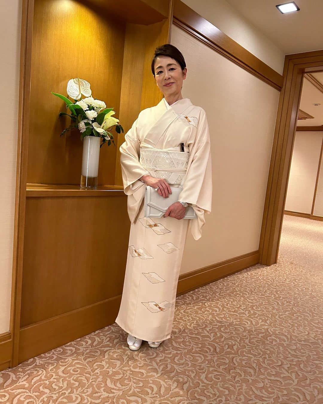 安藤優子さんのインスタグラム写真 - (安藤優子Instagram)「大雨でしたが。  本日は姪っ子の結婚式。  久しぶりに森田先生に着付けていただきました。  着物は気持ちがシャンとしますね。  #森田あけみ 先生  #フレンチブルドッグ  #安藤優子」6月3日 10時29分 - yukoando0203