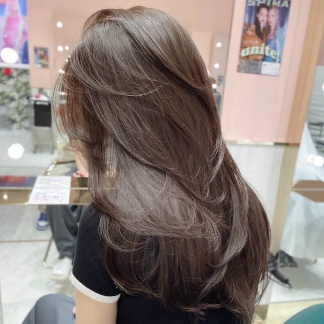 原涼香のインスタグラム：「大人気greige🩶赤味を柔らかく消して透明感up♡ ㅤㅤㅤㅤㅤㅤㅤㅤㅤㅤㅤㅤㅤ ダークトーンでも重くならないのがpoint🤍 カラーのみで明るめを続けると 透明感がよりでます✨ 一回で明るめ希望の方はWケアカラーがオススメです✔︎🤍 ㅤㅤㅤㅤㅤㅤㅤㅤㅤㅤㅤㅤㅤ 🎀韓国HAIR STYLE menu... ㅤㅤㅤㅤㅤㅤㅤㅤㅤㅤㅤㅤㅤ ☑︎カット ワンカールだけでも可愛いこだわりレイヤーカット🖤  ☑︎プレミアムケアカラー(or Wケアカラー) 透明感バツグンのグレージュカラー🩶 ㅤㅤㅤㅤㅤㅤㅤㅤㅤㅤㅤㅤㅤ ☑︎バイカルテトリートメント 韓国人みたいなツヤ髪はバイカルテトリートメントで叶います🖤  ㅤㅤㅤㅤㅤㅤㅤㅤㅤㅤㅤㅤㅤ ご予約はリンクから🫶🏻🔗 ㅤㅤㅤㅤㅤㅤㅤㅤㅤㅤㅤㅤㅤㅤㅤㅤㅤㅤㅤㅤㅤㅤㅤㅤㅤㅤ ㅤㅤㅤㅤㅤㅤㅤㅤㅤㅤㅤㅤㅤ  #SHIMA#韓国ヘア#韓国スタイル#レイヤーカット#ワンホンヘア#ワンホン#ダークトーン#網紅#初カラー#暗髪#ベージュカラー#ラベンダーカラー#グレージュ#オリーブカラー#透明感カラー#銀座美容院#銀座美容室#美容師#시스루뱅#레이어드컷#koreanhair」