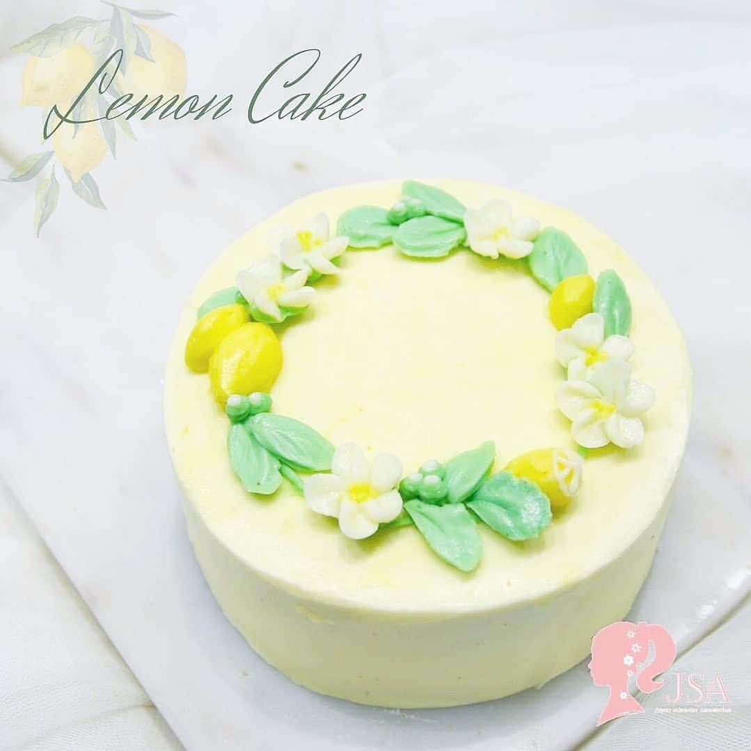 日本サロネーゼ協会さんのインスタグラム写真 - (日本サロネーゼ協会Instagram)「. . 本日は、フラワーケーキマスター勉強会です。  夏にぴったりな、 『レモンケーキ』🍋  レモンバタークリームを使用して、 リースケーキを作成します。  さっぱりと爽やかなレモンクリームは、 これからの季節にぴったりなお味です✨  フラワーケーキマスター講師の教室でご受講いただけますので、 お楽しみに‼︎(オンライン可)  #フラワーケーキ #フラワーケーキ認定講座 #フラワーケーキマスター講師  #レモンケーキ #サロネーゼ協会 #好きを仕事に」6月3日 10時30分 - japan.salonaise.association