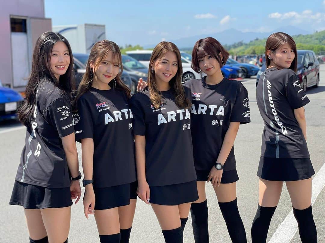 のインスタグラム：「ARTAアパレルTシャツ🖤  本日から #SUPERGT Rd.3 鈴鹿サーキット  大雨の影響によりまだサーキットに入れてないのが寂しいです、、！ 無事にサーキット入り出来ますように🙏  大雨の被害が大きい地域にお住まいの方や移動中の方々もいらっしゃると思いますので、皆さまお気をつけください！  サーキットに着きましたらフルパワーでチームを応援します💪🏻  ARTA MUGEN NSX-GT 8号車、16号車の応援をよろしくお願いします！  #SUPERGT #ARTA #ARTAGALS #AUTOBACS #オートバックス #HONDA #無限 #MUGEN #モータースポーツ #motorsport   定期🥀  #砂時計くびれ #レースクイーン #グラビアアイドル  #骨格ストレート 元 #美容部員 #ショートカット #instagood #japanesegirl #藤井マリー」