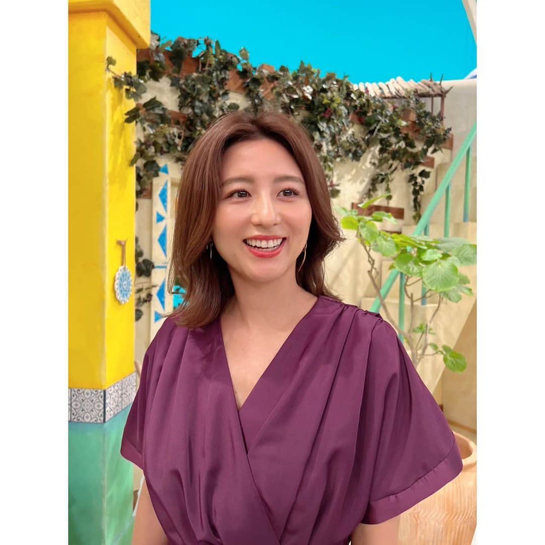 のインスタグラム：「*  【土曜はナニする⁉︎】 今朝は大雨の影響で、 スタジオに皆さんが続々登場するスタイルでした‼︎ 生放送ならでは、ですね。  昨夜からご心配いただいていましたが、 私は羽田発の飛行機をおさえていたので、 遅延はしましたが、なんとか夜に飛ぶことができました。  新大阪駅は大混雑です‼︎ まだまだ交通機関の乱れは続きそうなので、 皆さまどうかお気をつけて…。 体調を崩さないようにしてくださいね。  one-piece @anuans.official jewelry @blanciris_official shoes @randa_pic  #土曜はナニする  #関西テレビ #フジテレビ #宇賀なつみ」