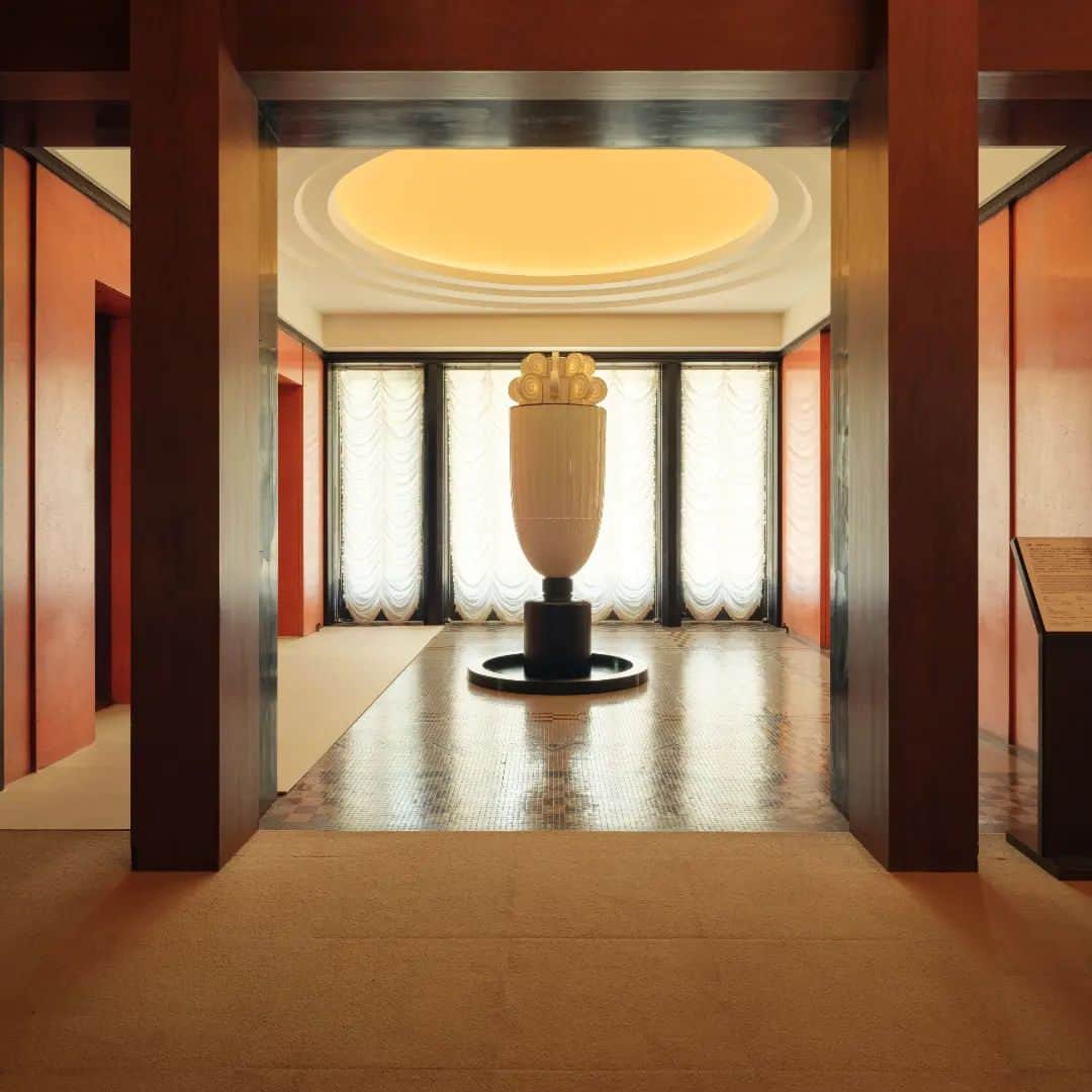 東京都庭園美術館さんのインスタグラム写真 - (東京都庭園美術館Instagram)「【明日閉幕｜邸宅の記憶展｜6/4まで】 うずまきがアクセントのこの照明。セーブル製磁器とブロンズ製の台座などからなる室内噴水器の一部です。アンリ・ラパンがデザインしたこちらは、水が流れる仕組みとなっています。宮邸時代、照明部分に香水をたらして熱で香らせたことから、香水塔とよばれています。今でも旧朝香宮邸のアイコニックな作品として親しまれています。  #東京都庭園美術館 #旧朝香宮邸 #邸宅の記憶展 #邸宅の記憶 #アールデコ #建物公開 #建築 #東京 #ボンボニエール #tokyometropolitanteienartmuseum #teienartmuseum #artdeco #architecture #tokyo #Teien40th」6月3日 10時37分 - teienartmuseum
