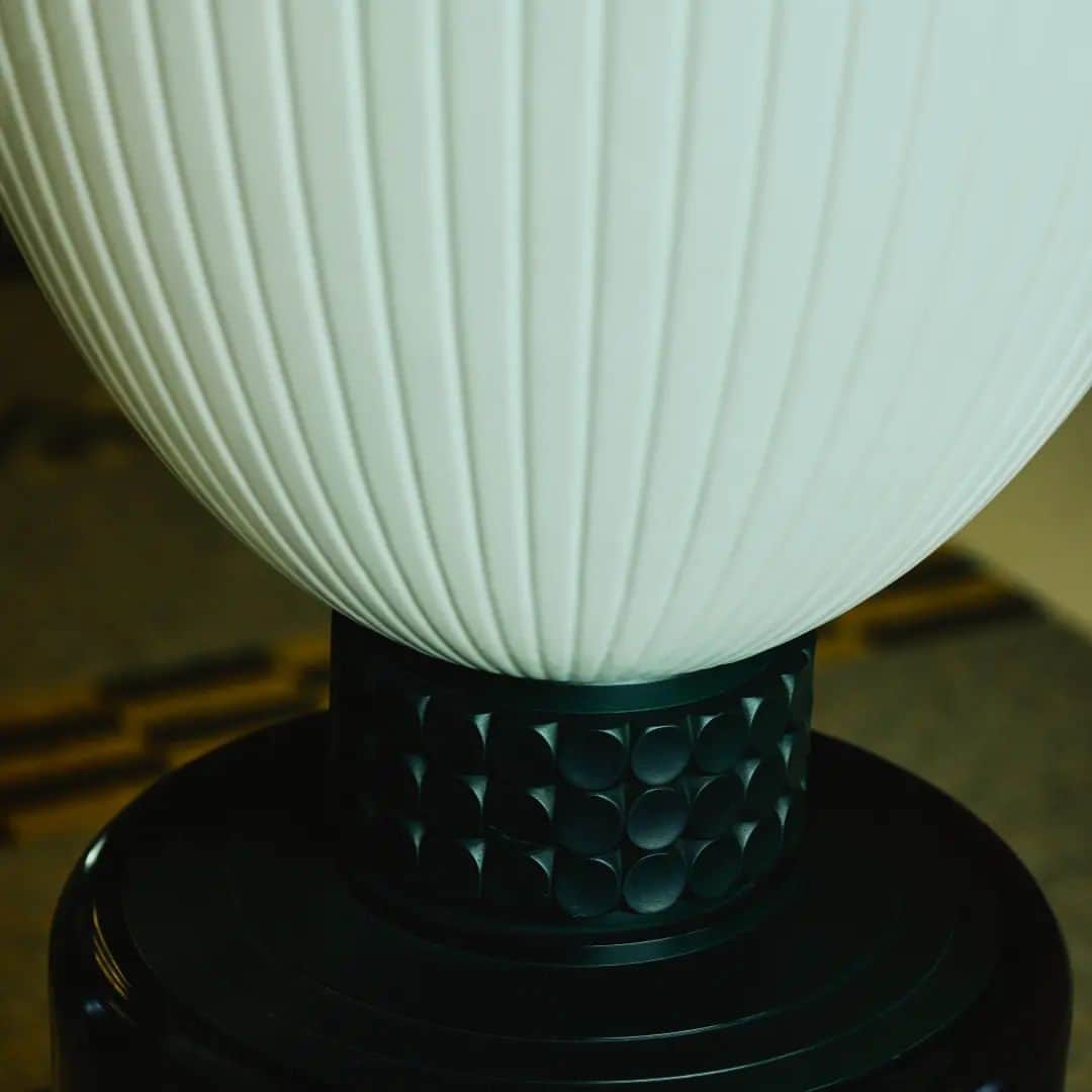 東京都庭園美術館さんのインスタグラム写真 - (東京都庭園美術館Instagram)「【明日閉幕｜邸宅の記憶展｜6/4まで】 うずまきがアクセントのこの照明。セーブル製磁器とブロンズ製の台座などからなる室内噴水器の一部です。アンリ・ラパンがデザインしたこちらは、水が流れる仕組みとなっています。宮邸時代、照明部分に香水をたらして熱で香らせたことから、香水塔とよばれています。今でも旧朝香宮邸のアイコニックな作品として親しまれています。  #東京都庭園美術館 #旧朝香宮邸 #邸宅の記憶展 #邸宅の記憶 #アールデコ #建物公開 #建築 #東京 #ボンボニエール #tokyometropolitanteienartmuseum #teienartmuseum #artdeco #architecture #tokyo #Teien40th」6月3日 10時37分 - teienartmuseum