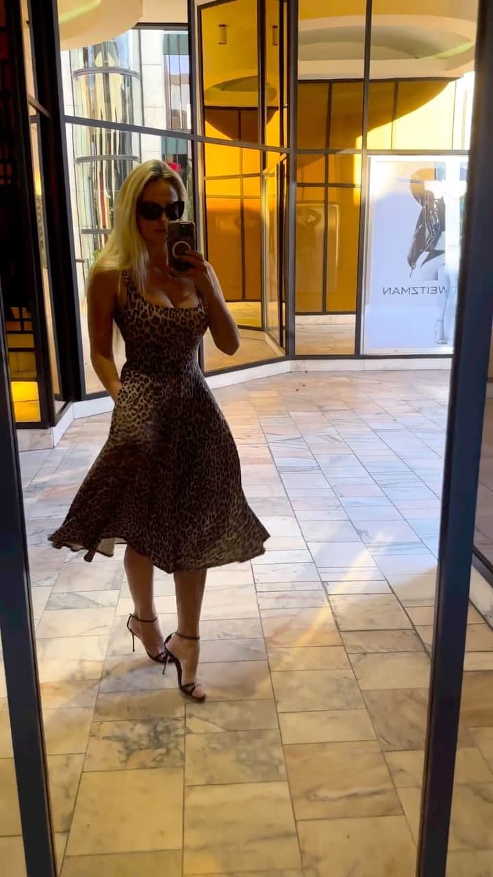 ジェネビーブ・モートンのインスタグラム：「It’s definitely a vibe 😉 #leopardprintdress」