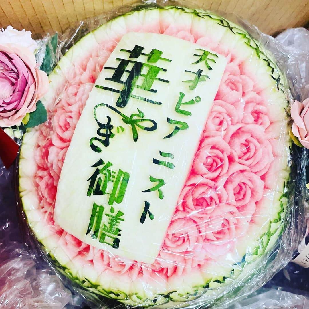 竹内知咲さんのインスタグラム写真 - (竹内知咲Instagram)「さすがに凄すぎる差し入れ🍉✨ 箱開けた時スゴすぎて何かわからんかったもんね🤣🤣🤣 ありがとうございました🙇‍♂️  #天才ピアニスト #天才ピアニストますみ  #天才ピアニスト竹内」6月3日 10時50分 - tensai_pianist.takeuchi