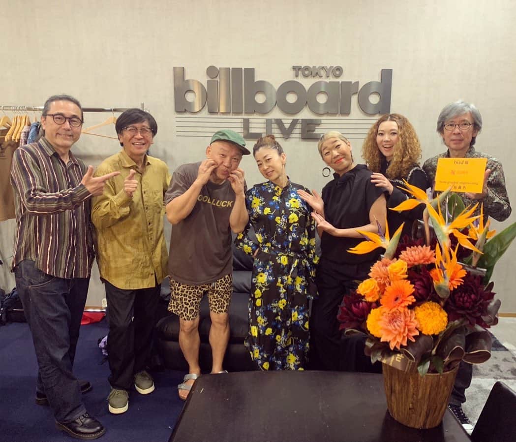birdのインスタグラム：「bird ” 25th Anniversary Best ” Live ! 6/2（金）@ Billboard Live TOKYO（東京）  大雨の中、ライブに来てくださったみなさん本当にありがとうございました！ 一緒にいっぱい音楽を楽しむことができて、長く歌を続けてきてよかったと改めて感じた夜でした。 これからもどうぞよろしくお願いします！  ビルボードライブ東京のスタッフのみなさん、楽器テック大石さん、モニターPAカワイさん、お世話になりました。  ゲンタさん、澤田さん、たかひろさん、樋口さん、メグさん、ハナちゃん、PA佐藤さん、なかえさん、お疲れさまでしたー  来週はビルボードライブ大阪 お待ちしています♪  6/10（土）@ Billboard Live OSAKA（大阪） https://bit.ly/3KQYWLq Personnel #bird （Vo） #GENTA （Dr & Per） #澤田浩史 （B） #樋口直彦 （G） #渡辺貴浩 （Key） #Meg （Bgv） #HanahSpring （Bgv） flyer design #borisgraphicengineering #bge #菅原義浩 #billboardlive」
