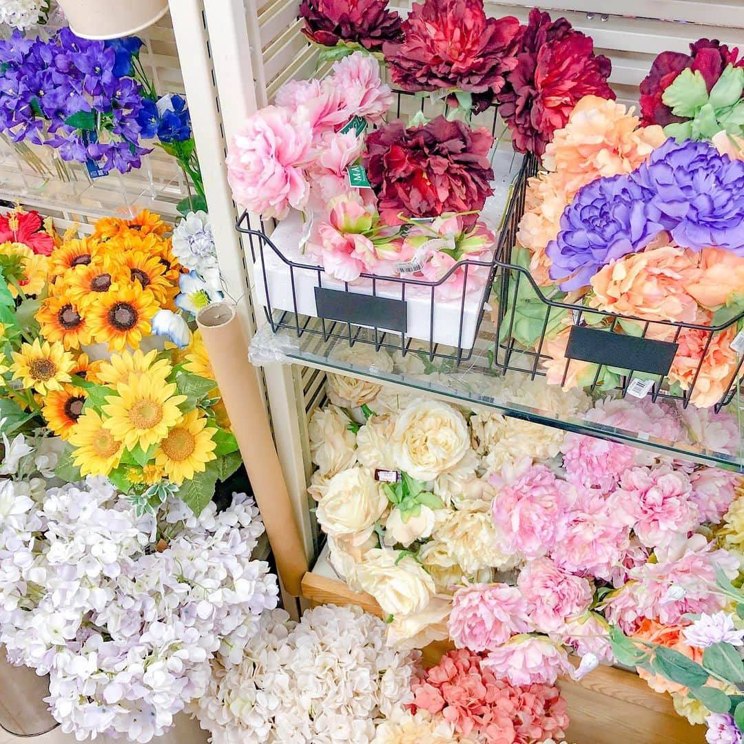 オカダヤ新宿本店コンシェルジュさんのインスタグラム写真 - (オカダヤ新宿本店コンシェルジュInstagram)「夏のお花、揃ってます！  こんにちは。新宿オカダヤ本店 服飾館3階・ビーズ装飾雑貨売り場です。 本日は季節ごとに代わる 造花コーナーの様子をお届けいたします♪  そのまま飾ってディスプレイとして インテリアとして楽しむもよし  お好みの長さでカットして コサージュや髪飾り、アクセサリーにするもよし 衣裳の装飾として、撮影の小道具にするもよし 使い方はあなた次第の おススメアイテムです♪  ハンドメイド作家さんの間でも 物撮り小道具として人気ですよ。  皆様のご来店を、スタッフ一同お待ちしております。  -------------------------  ◆オカダヤの商品、または商品を使った作品を投稿する際には、 ぜひぜひこのアカウント(@shinjuku_okadaya)をタグ付け、メンションの上投稿ください♪ オカダヤをご利用いただいた皆様の投稿は、このアカウントのプロフィール欄 「タグ付けされている人」のコンテンツからご覧いただけます。 皆様の素敵な投稿を、お待ちしております♥  #新宿オカダヤ #オカダヤ #okadaya #造花 #造花インテリア #造花アレンジ #造花ブーケ #造花アクセサリー #アートフラワー #アートフラワーアレンジ #ブーケインテリア #手芸好きな人と繋がりたい #手芸好きさんと繋がりたい #手仕事のある暮らし #手づくりのある暮らし #handmadeaccessory #handmadeaccessories」6月3日 11時01分 - shinjuku_okadaya