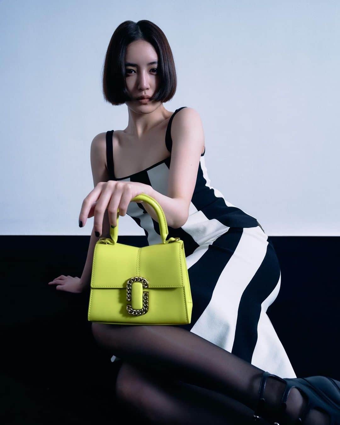 藤井夏恋のインスタグラム：「🩵🖤 marc jacobs 🩵🖤  model: karen fujii photography: toki styling: kanako sugiura hair: waka adachi makeup: suzuki edit&text: manaha hosoda & honami wachi」