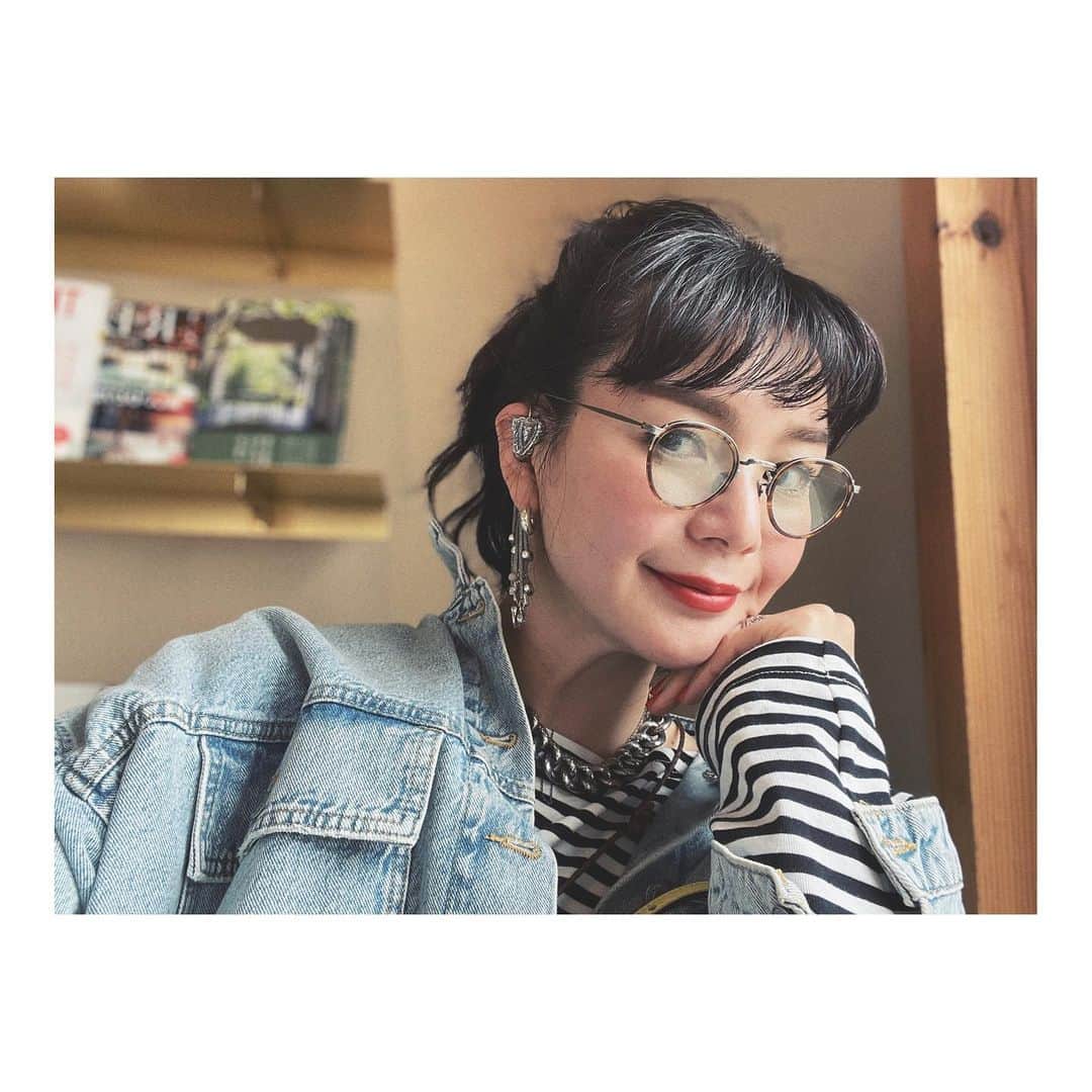 のインスタグラム：「お天気すぐれず。みなさまお足元は大丈夫でしょうか。  いつもいろいろとご質問を頂いているのに、うまくお返事できていなくて本当にすみません。  1番多いご質問は、ジュエリー・アクセサリーについて。  イヤカフは　@togaarchives_online  のもの。いつも、片側だけつけてることが多いです。  ネックレスは、ずーっと前に購入したBOTTEGA VENETA。  ジュエリーやアクセサリーは、気に入ったものをヘビロテタイプです。ヘビロテというか、ほぼ同じだったりして。  大切な石は、リメイクしたり。  ストーリーがあって、自分にとって特別だと、眺めているだけで気持ちがあがるし。満たされる感じがして、好きです。  そんなアイテムをまぜまぜしつつ、”あーこれ好きだなー”なんて試しつつ、スタイリング探すの好きです。 でも、そういえばもう、2年くらいこんな感じだなー」