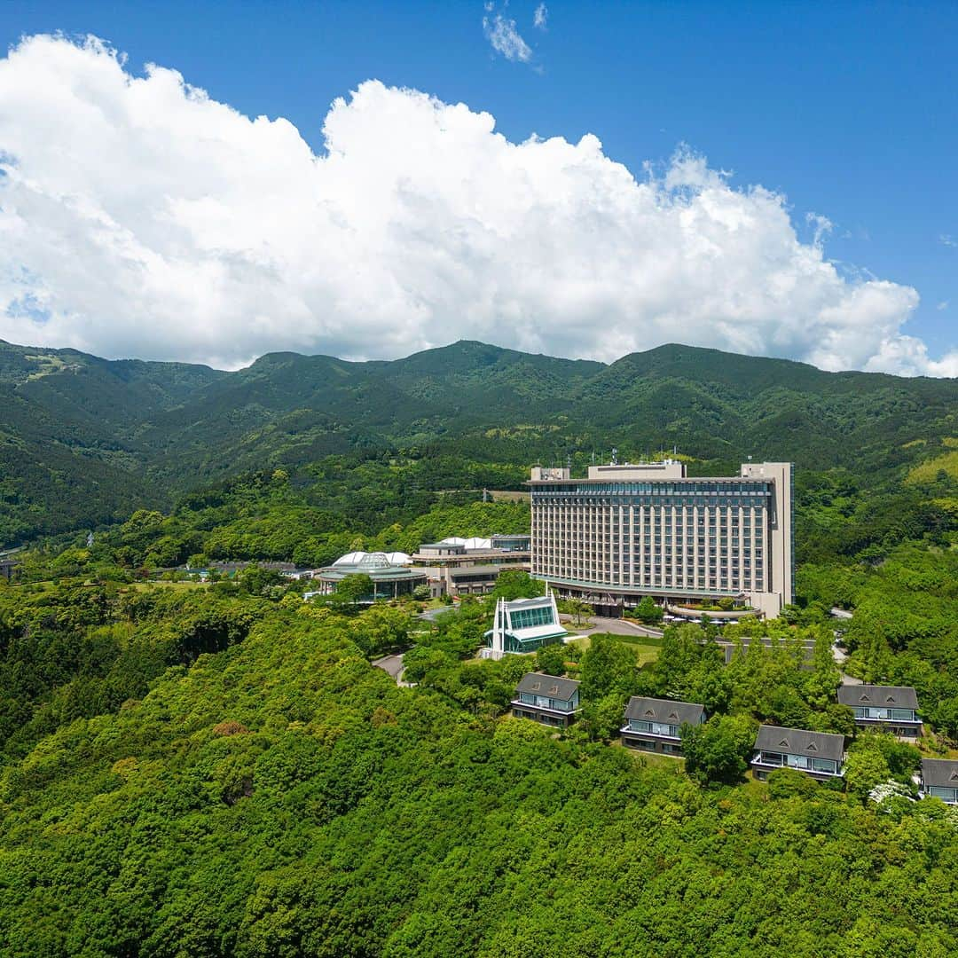 Hilton Odawara Resort & Spaのインスタグラム：「雨の日が続くと、晴れた日の美しい景色が待ち遠しく感じますね。  1週間ほど前に撮影した、どこまでも続く青空とホテルの景観をお届けします。  はやくこんなお天気の日が戻りますように。  #大雨による被害が大きくなりませんように #晴れが待ち遠しい #ホテルの魅力 #hiltonodawara #hilton #小田原 #小田原旅行 #小田原観光 #家族とおでかけ」