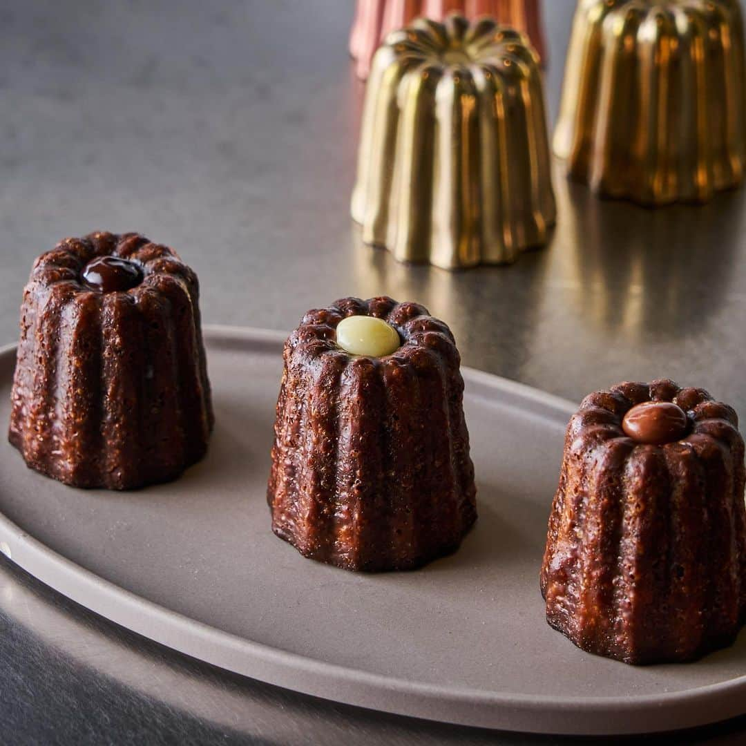 Mandarin Oriental, Tokyoさんのインスタグラム写真 - (Mandarin Oriental, TokyoInstagram)「Get that special canelé box as a heartfelt gift for your cherished father who always works so hard. It's a wonderful way to express your gratitude for his daily efforts, and thus we have curated three delightful flavours just for him.   Beer Canelé made with Japanese black beer, which has a rich malt aroma and a caramel-like sweetness, Rum Canelé made with traditional rum from Bordeaux, France, known for its fragrant and distinctive flavour and Whiskey Canelé made with Scotch whiskey, which has a rich sweetness like honey and a nutty aroma.   From 10 to 18 June 2023, we have a limited edition of 150 canelé boxes and these are only available for in-store purchase.   いつも頑張ってくれている大切なお父さまへ、日頃の感謝の気持ちを込めて、特別なカヌレボックスの贈り物はいかがでしょうか。 麦芽の芳ばしさとカラメルのような甘みを持つ、日本の黒ビールを使用したカヌレ、香り高く独特の風味が特徴の、本場フランス ボルドーで使用される伝統的なラムを使用したカヌレ、はちみつのような濃厚な甘さ、ナッツのような芳ばしい香りのスコッチウイスキーを使用したカヌレ、３種類のフレーバーをご用意いたしました。 6月10日（土）から18日（日）までの期間、150個限定でご用意しております。 *店頭販売のみ … Mandarin Oriental, Tokyo @mo_tokyo　@fathersday #MandarinOrientalTokyo #MOtokyo #ImAFan #MandarinOriental #Nihonbashi #Tokyohotel #canele #マンダリンオリエンタル #マンダリンオリエンタル東京 #東京ホテル #日本橋 #日本橋ホテル #カヌレ　#父の日」6月3日 11時00分 - mo_tokyo