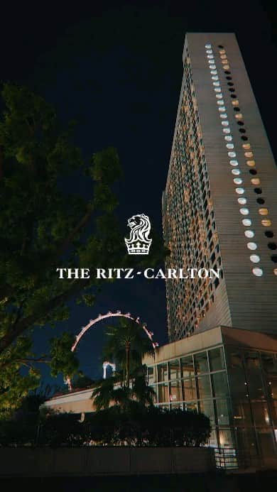 リッツ・カールトンのインスタグラム：「From heights above Marina Bay to artful poolside scenery, celebrate unforgettable nights at @ritzcarltonmilleniasingapore.」