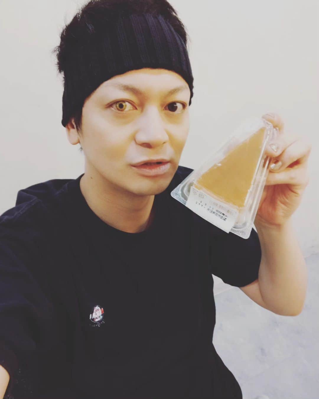 海老澤健次のインスタグラム：「「漆黒ノ戰花-再演-」も本日で、３日目！！今日も昼、夜公演！楽しみます！！そして、昼夜間に大好きなチーズケーキを食べる！それを楽しみに今日も頑張ります☺ #海老澤健次 #舞台漆黒ノ戰花 #GEKIIKE  #チーズケーキ #楽しみに」