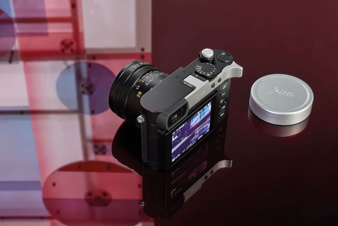 吉田カバン 表参道さんのインスタグラム写真 - (吉田カバン 表参道Instagram)「. "Leica Q3"  PORTER TOKYOでは創業100年を超えるドイツのカメラメーカー「Leica（ライカ）」を展開しています。  世界中で愛されるLeicaは、手作業で丁寧につくり上げた確かな品質と信頼を備えたカメラを世に送り出してきました。  「Leica Q3」は卓越したカメラ性能と時代に左右されない洗練されたデザインを受け継ぐ、Qシリーズの次世代モデルです。  6000万画素を誇るフルサイズセンサーや、可動式でアングルの幅が広がるチルト式モニターなど、新たな機能を採用しています。優れた操作性で卓越した写真や動画をさらに自由に表現できるようになりました。 是非、店頭でご覧ください。  ・Leica Q3 BLACK ￥902,000-（tax included）  ※PORTER TOKYOはライカカメラジャパン(株)の正規取扱店です。  ※PORTER OMOTESANDO・OSAKAではお取扱がございません。  #yoshidakaban #porter #luggagelabel #potr #porteryoshida #madeinjapan #japan #heartandsoulintoeverystitch #porterflagshipstore #japan #leicacamera #leica #Q3 #leica Q3 #吉田カバン #ポーター #日本製 #一針入魂 #ライカ」6月3日 11時12分 - porter_flagship_store